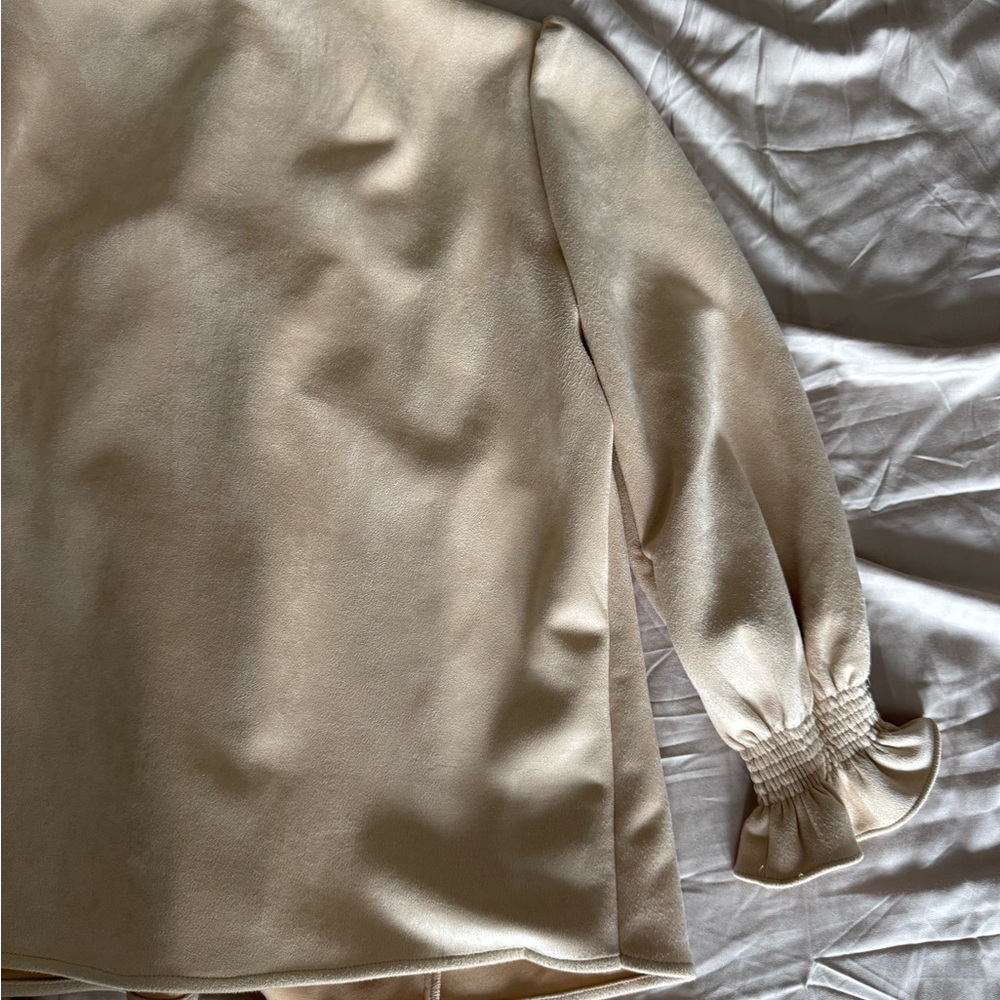 Tuckernuck bone suede Easton blouse Cream V-Neck Blouse with Puff Sleeves - Picture 5 of 12